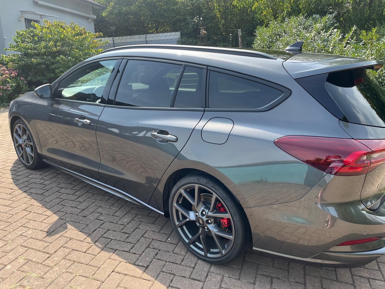 Fahrzeugabbildung Ford Focus Turnier ST X Pano AHK Garantie