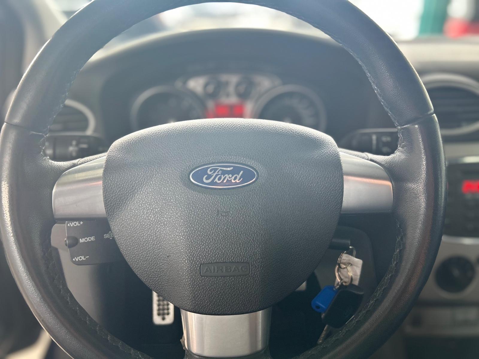 Ford Focus 2011 — photo 13