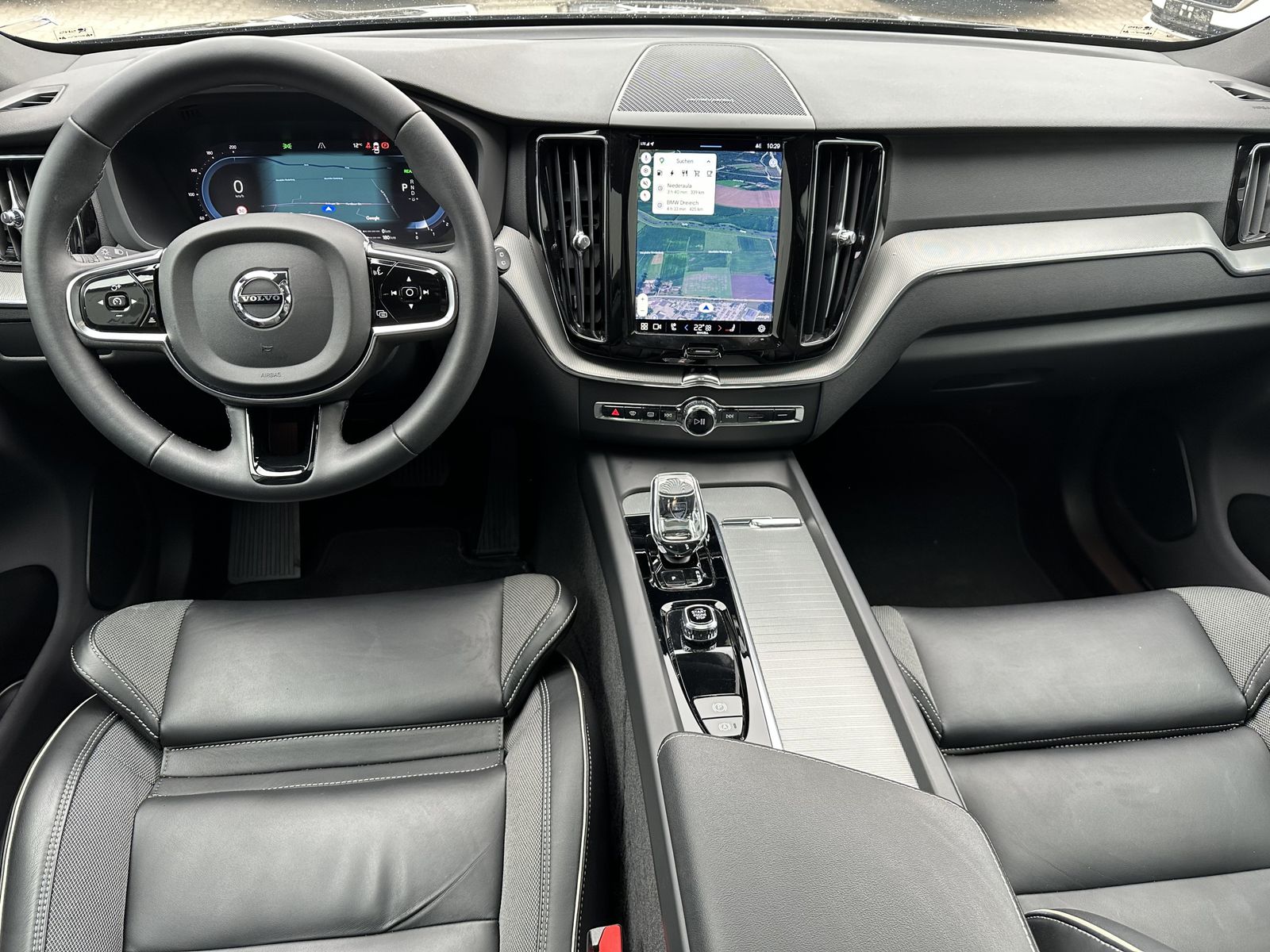 Fahrzeugabbildung Volvo XC60 T6 Plus Dark AT AWD NAV+LED+ACC+360°+PANO