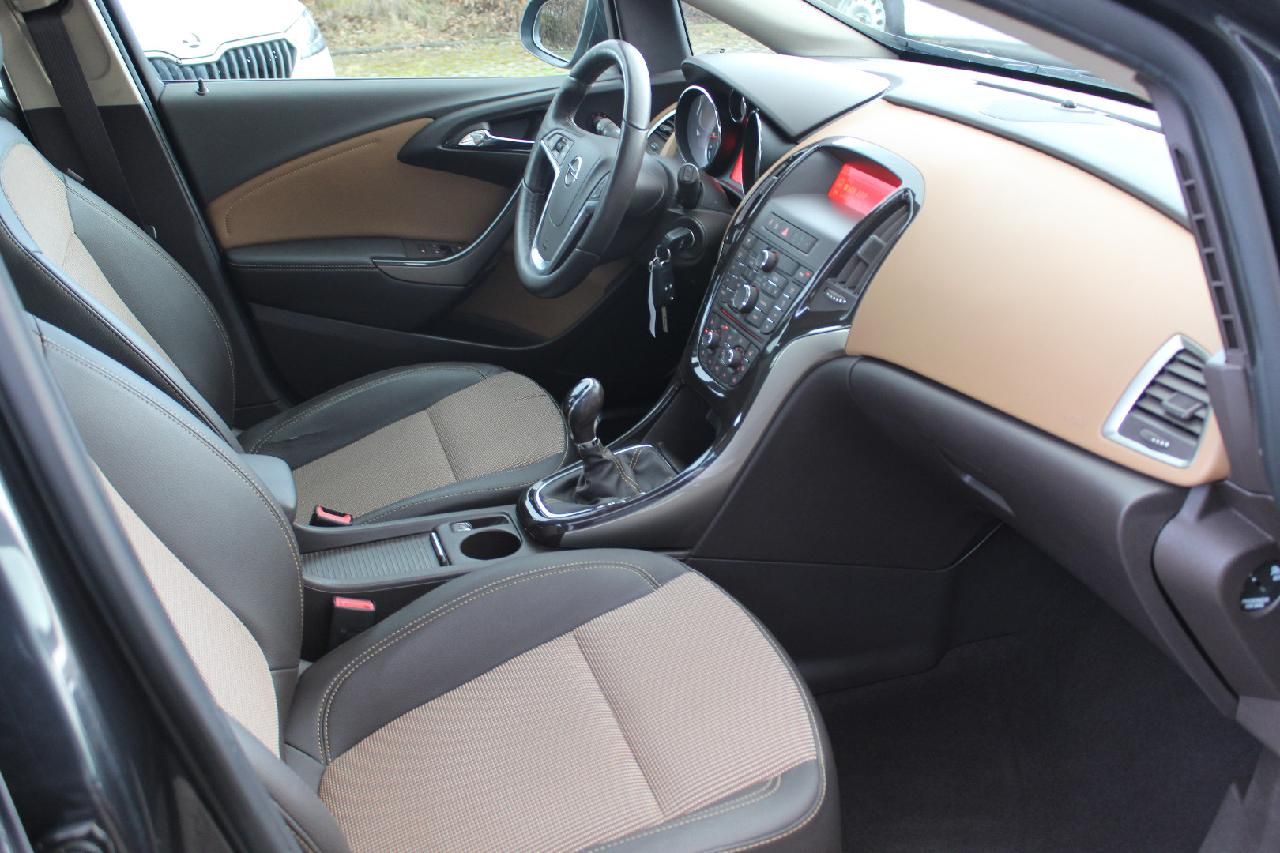 Fahrzeugabbildung Opel Astra J Sports Tourer Innovation