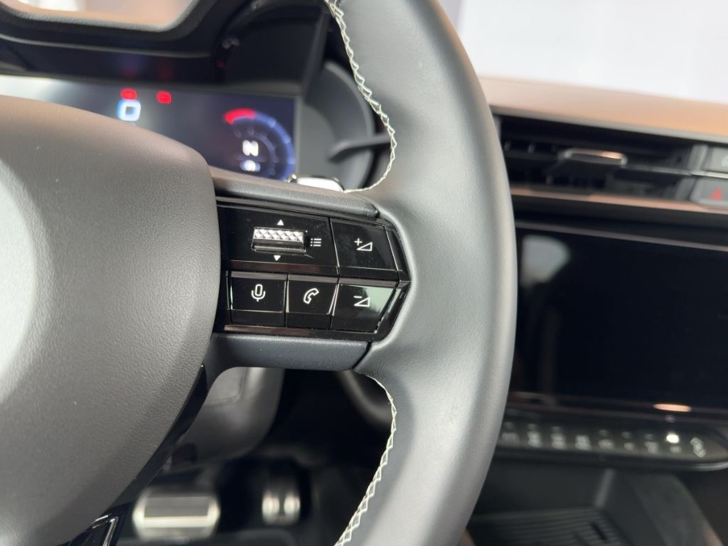 Fahrzeugabbildung Alfa Romeo Junior Ibrida SPORT SPECIALE PANO WINTER MATRIX