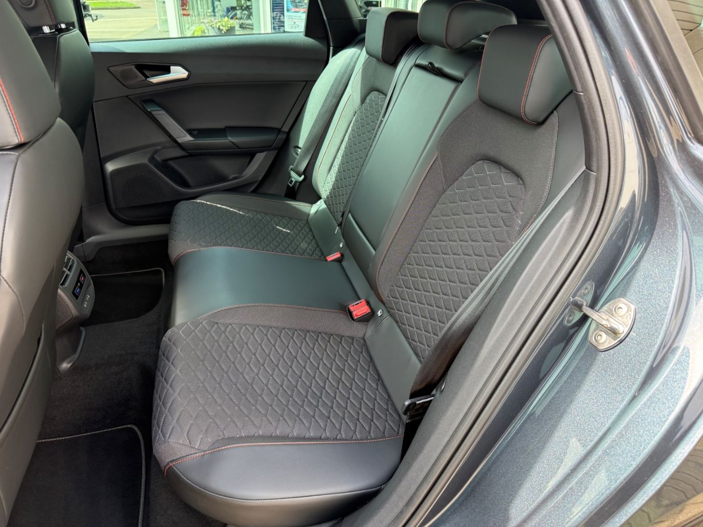 Fahrzeugabbildung SEAT Leon Sportstourer1.5eTSI FR  AHK LED Carplay Nav