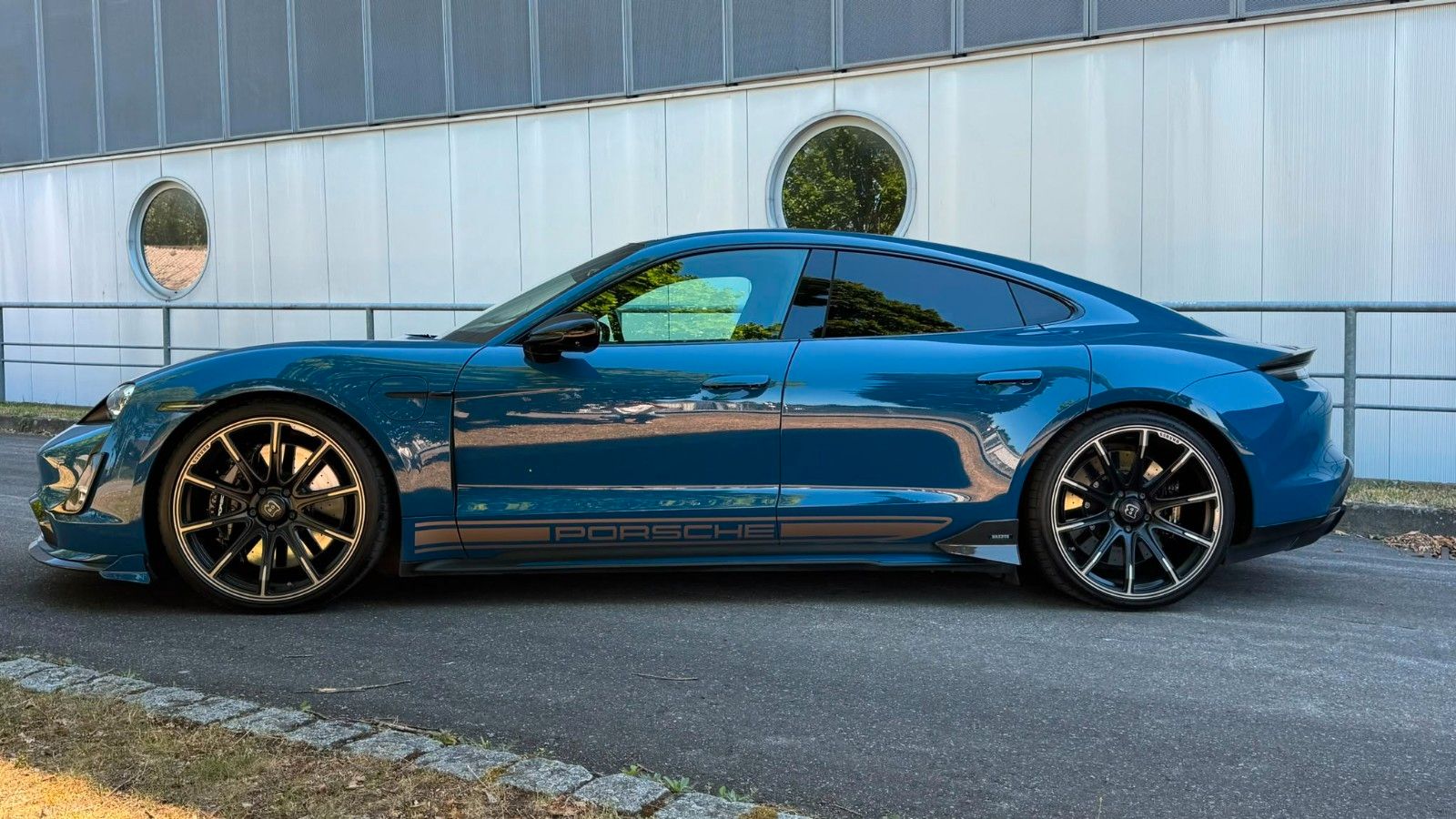 Porsche Taycan Turbo S / BRABUS / Carbon foto 17
