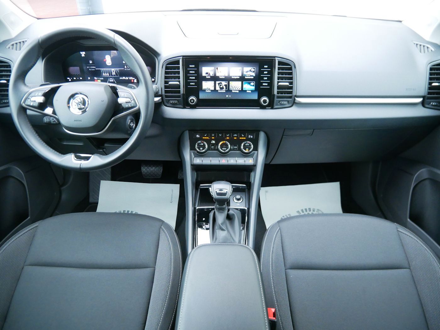 Fahrzeugabbildung SKODA Karoq 1.5 TSI Selection NEU40T DSG ACC SHZ+LHZ