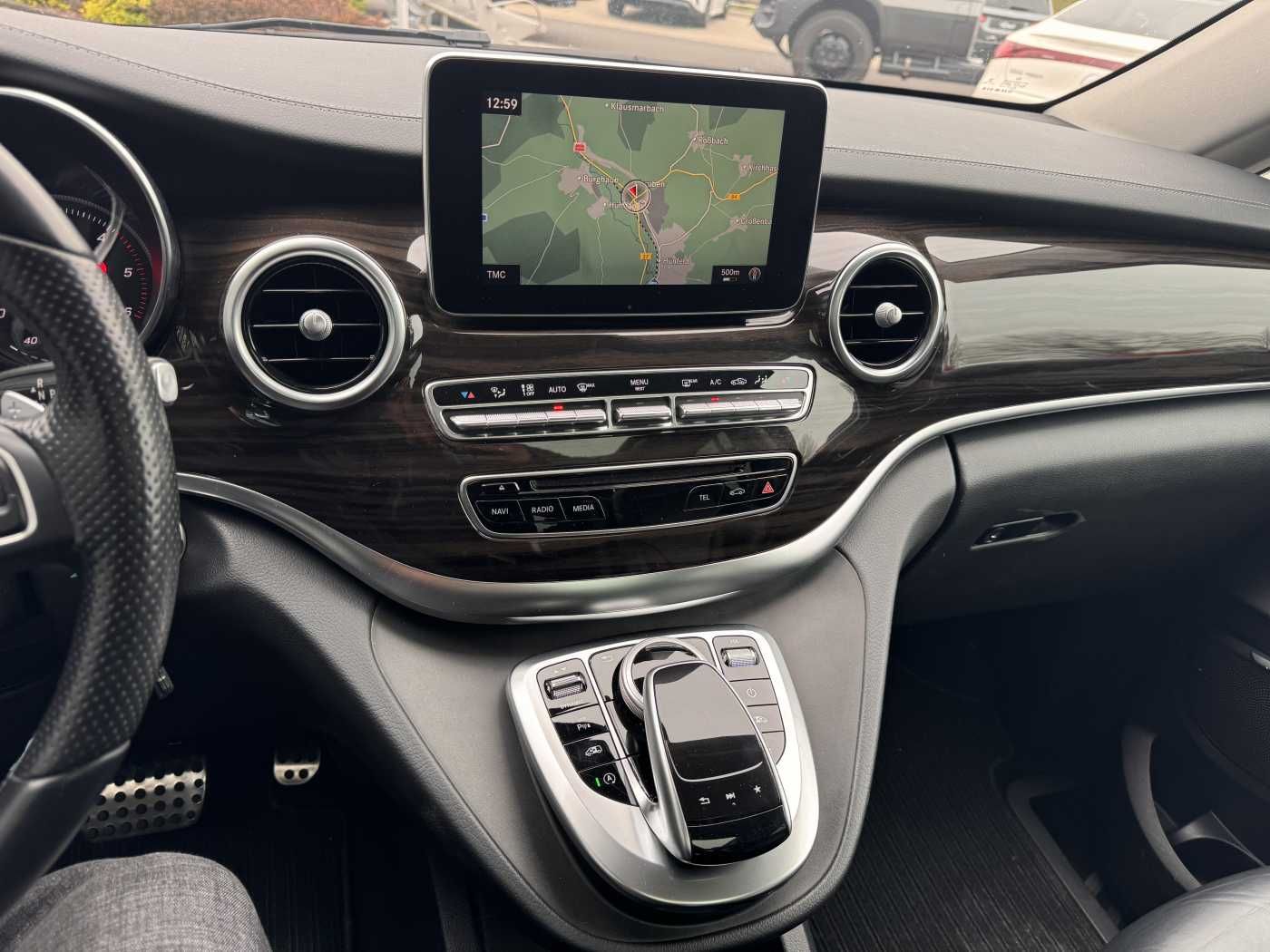 Fahrzeugabbildung Mercedes-Benz V 250 d AVA ED 4MATIC Panorama Tisch 360 Sound