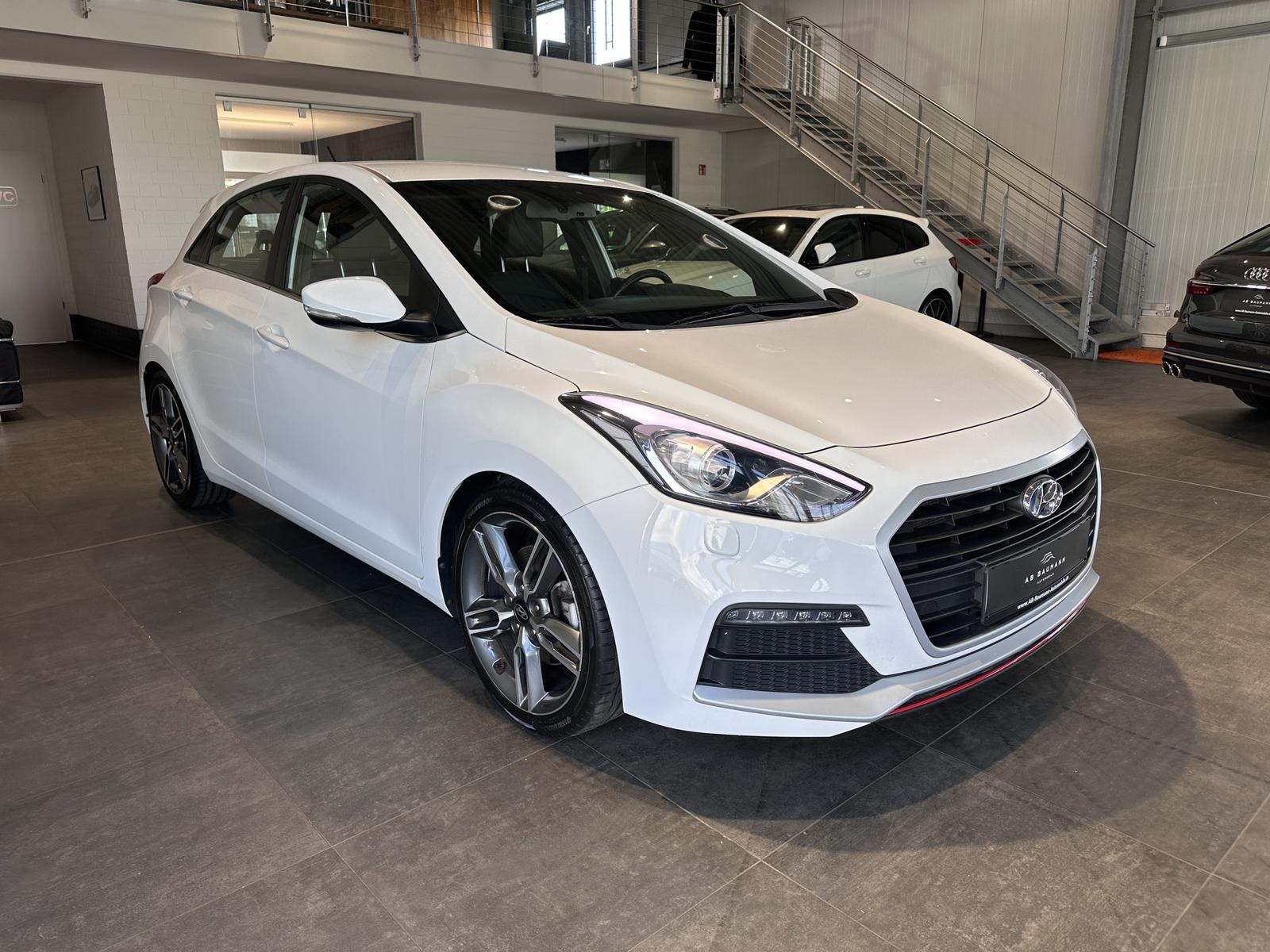 Hyundai i30 Turbo *1. HAND, NAVI, RFK, SCHECKHEFT*