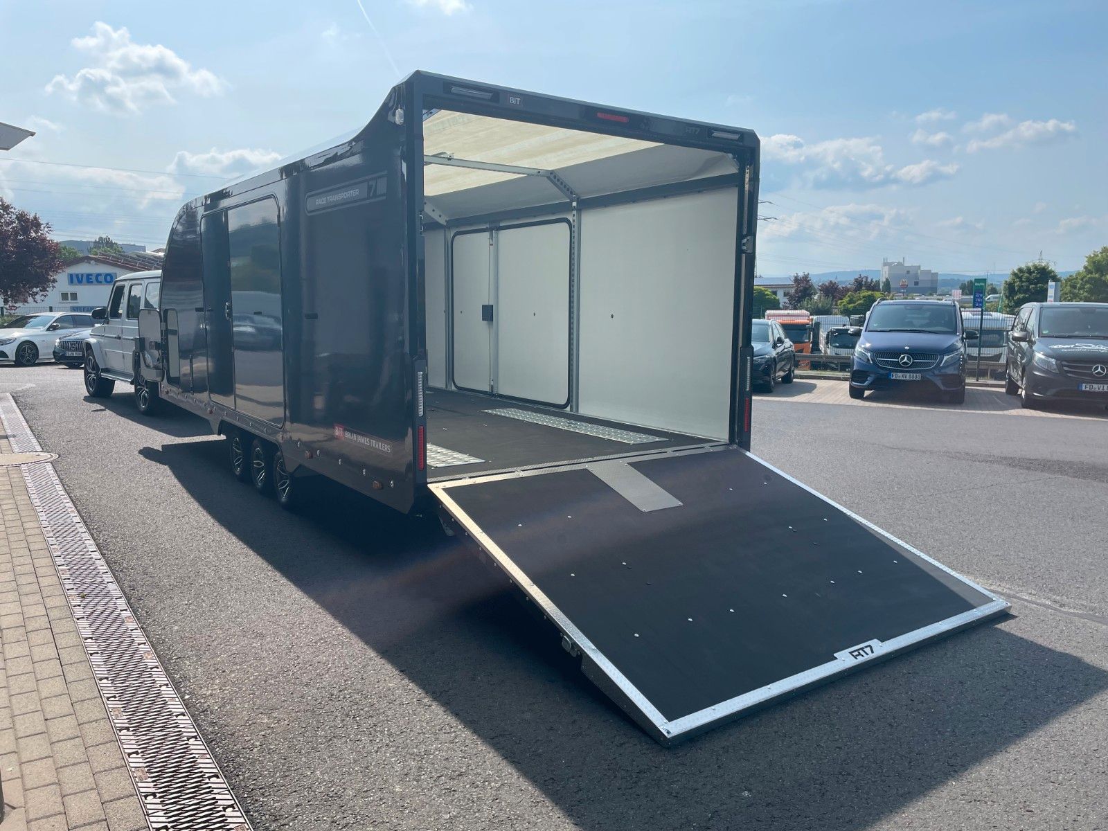 Fahrzeugabbildung Brian James Race Transporter 7 / Länge: 6,16 m / 3.500 kg