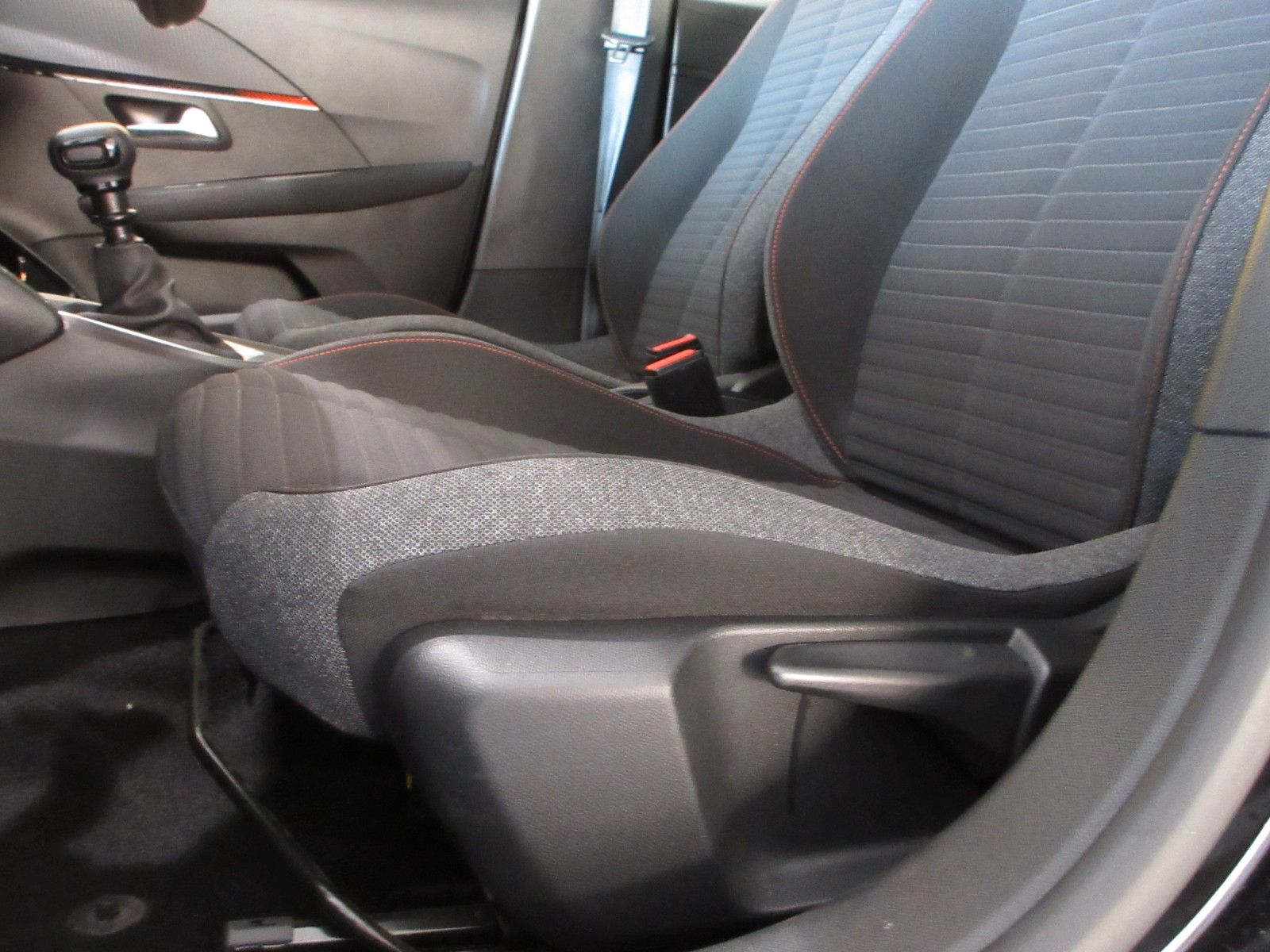 Fahrzeugabbildung Peugeot 208 Active Pack 1.2T LED/NAVI/PDC/ALU/TEMPOMAT