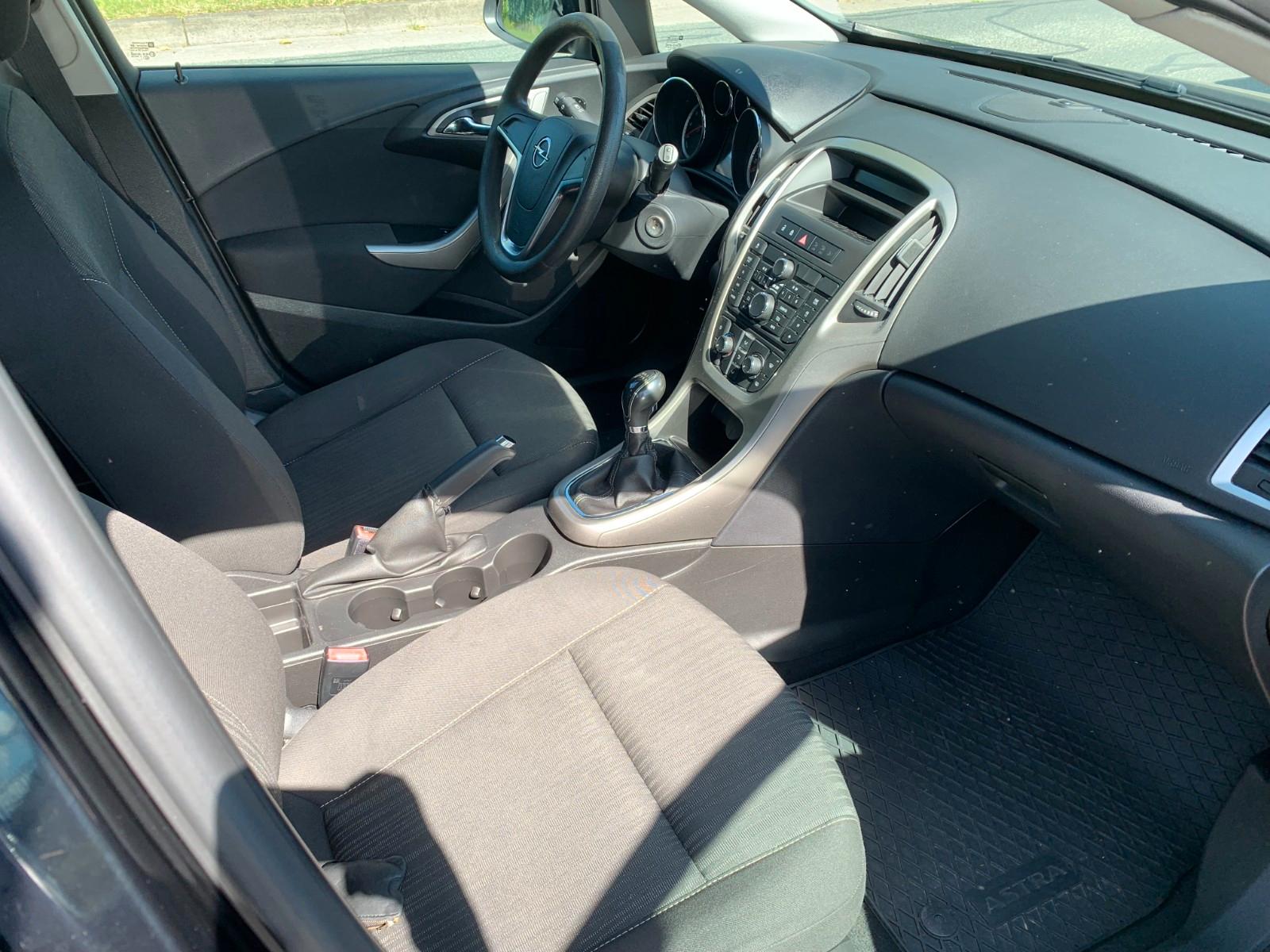Opel Astra 2011 — photo 10
