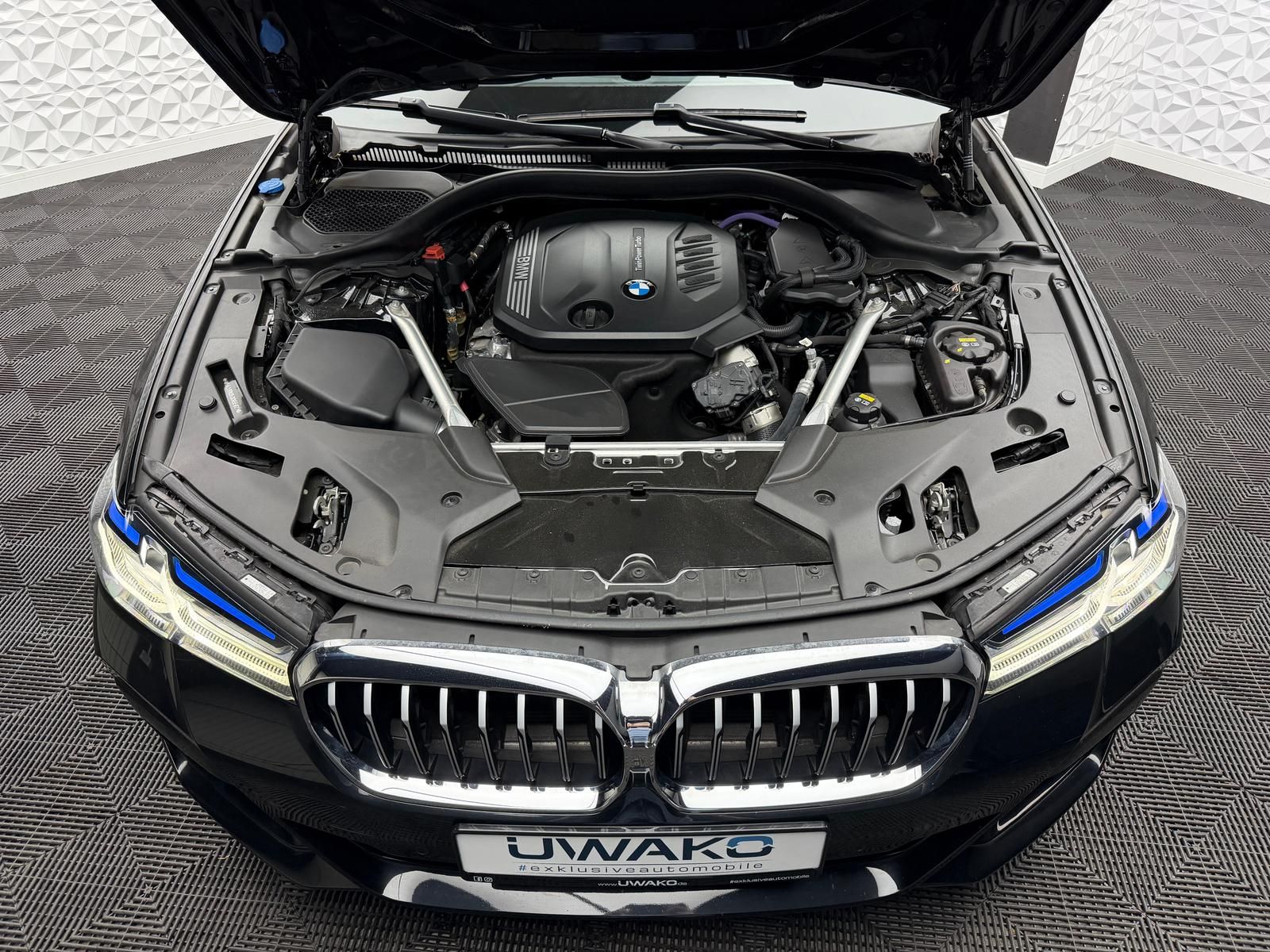 Fahrzeugabbildung BMW 520d M-PAKET/LASER/ACC/PANO/HUD/HIFI/RCAM/KEYLES