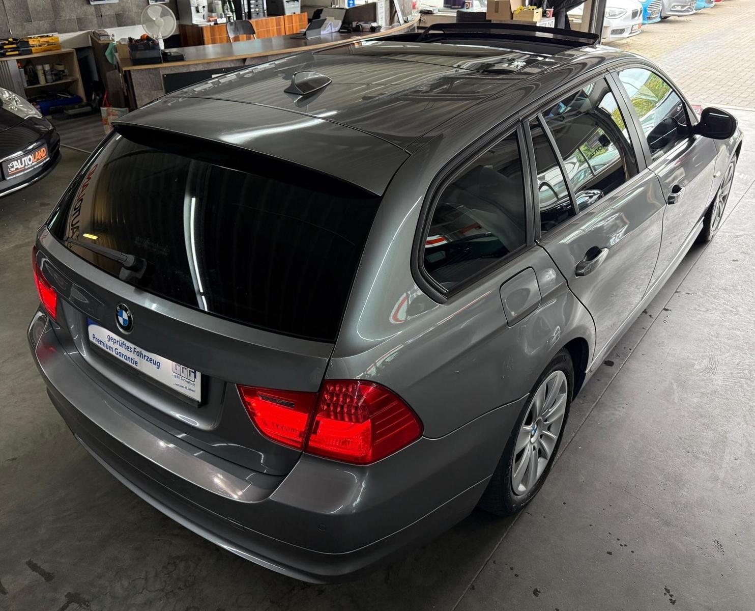 BMW 318 2011 — photo 23