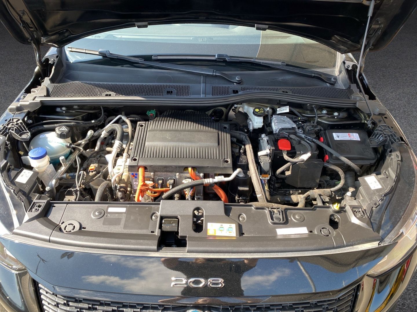 Fahrzeugabbildung Peugeot 208 E- ALLURE ELETKROMOTOR 136