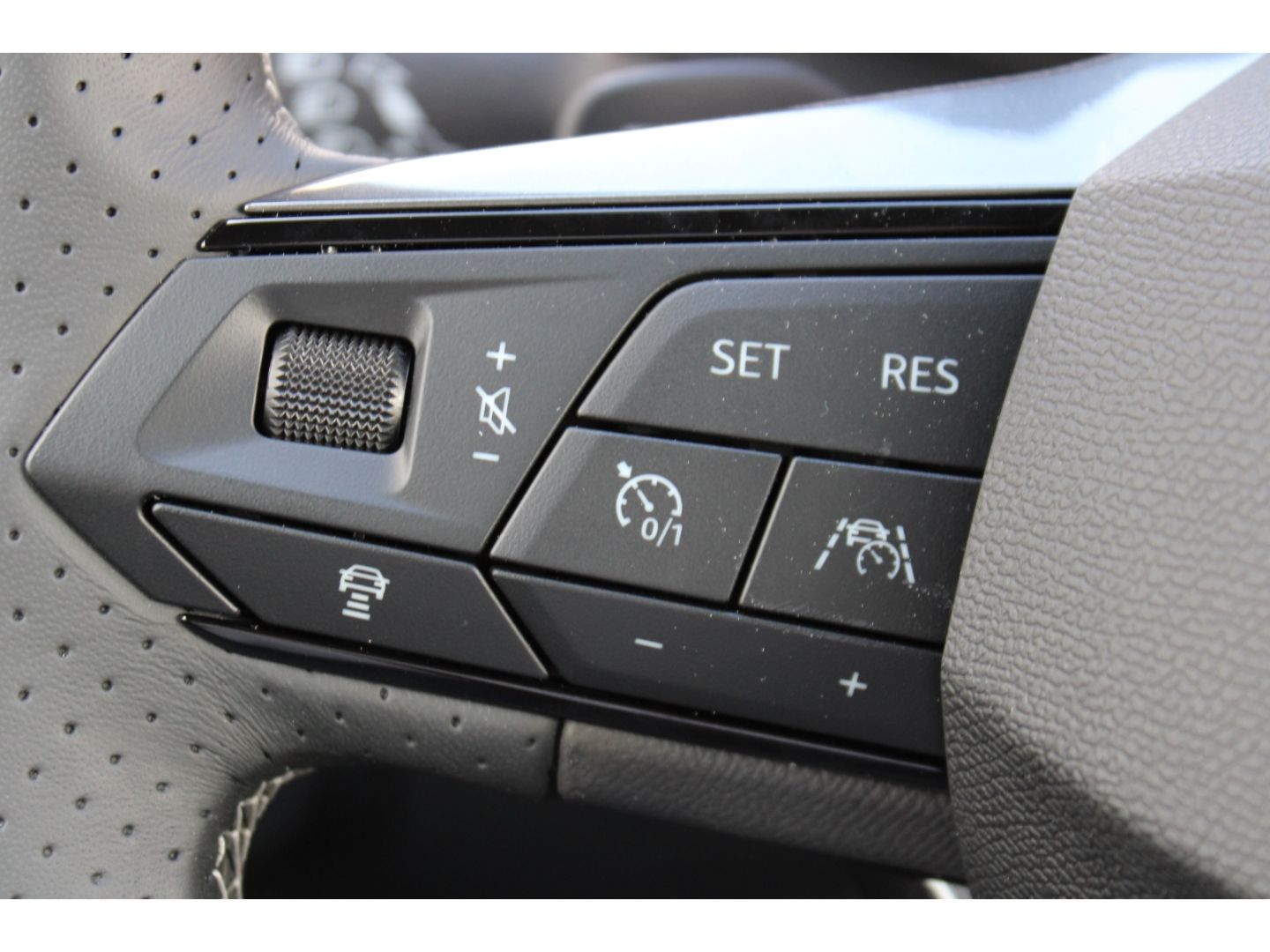 Fahrzeugabbildung SEAT Arona 1.5 TSI 110 kW FR DSG 10J Gar. ACC LED AHK