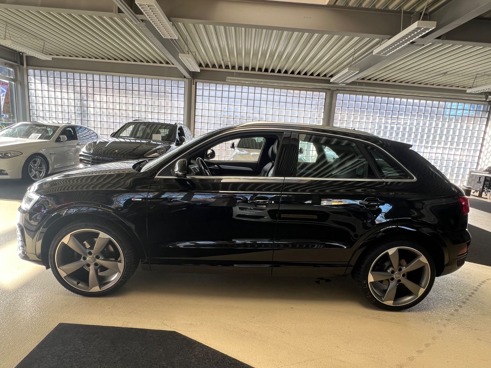 Fahrzeugabbildung Audi Q3 sport S line quattro
