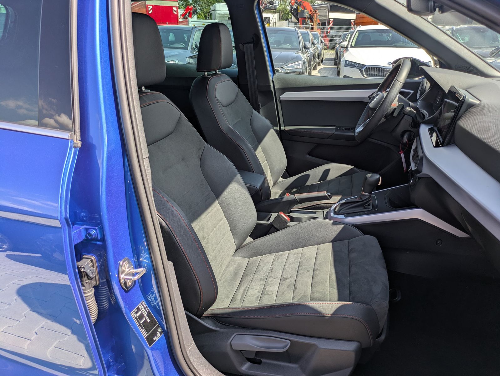 Fahrzeugabbildung SEAT Arona 1.0 TSI FR DSG AHK*ACC*LED*APP*DAB*KAMERA