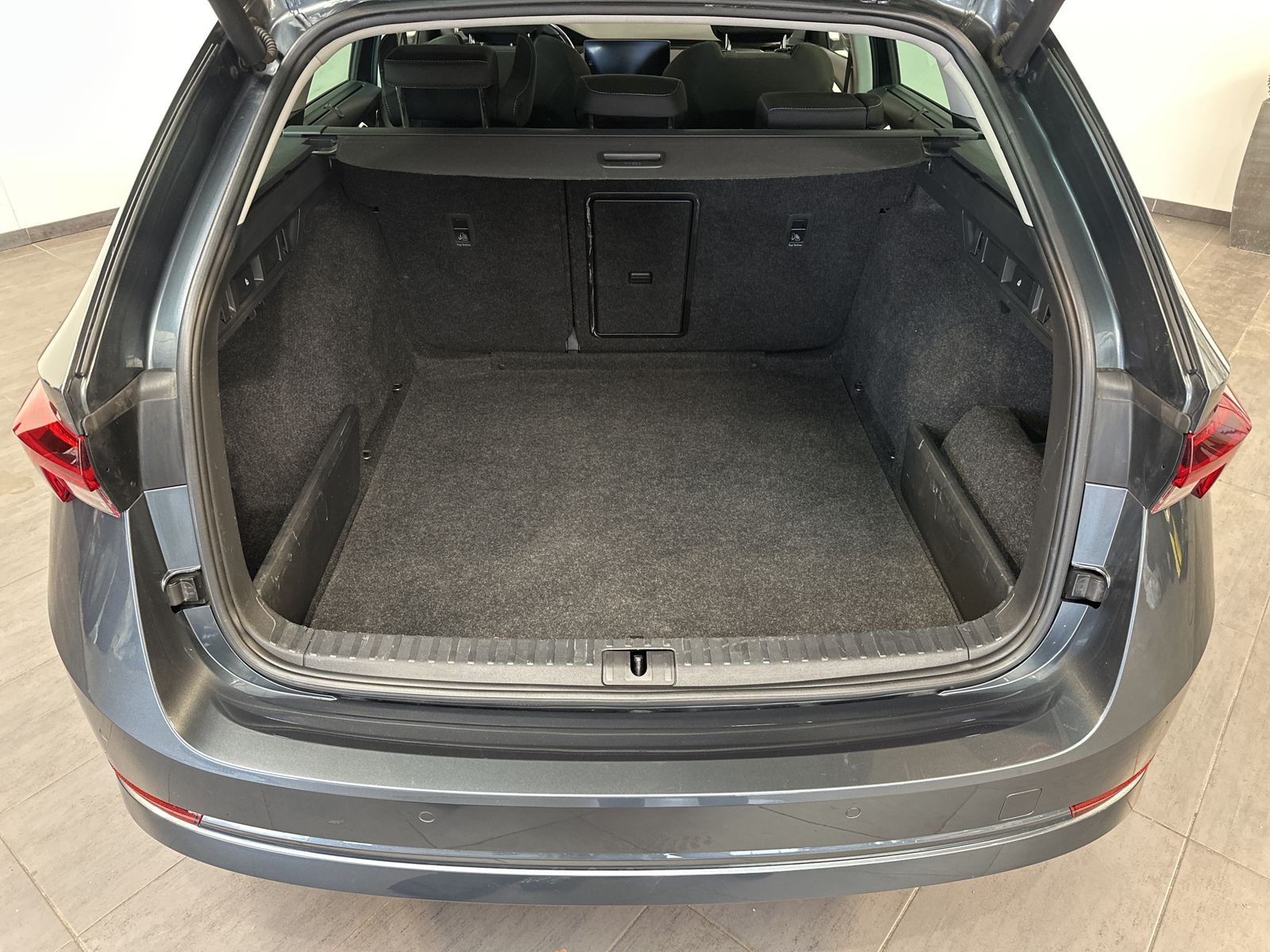 Fahrzeugabbildung SKODA Octavia Combi 2.0 TDI DSG First NAV+LED+PANO+HUD