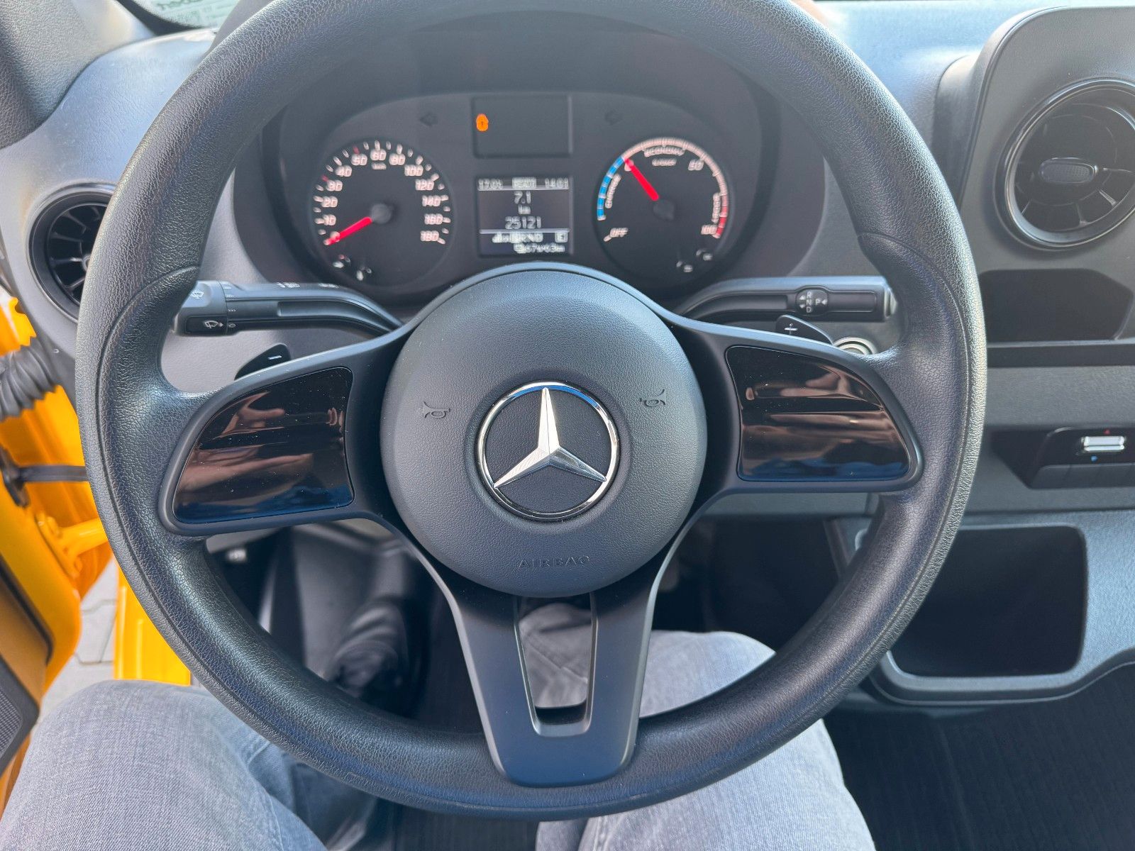 Fahrzeugabbildung Mercedes-Benz eSprinter 312 DHL Regal KEP-Ausbau