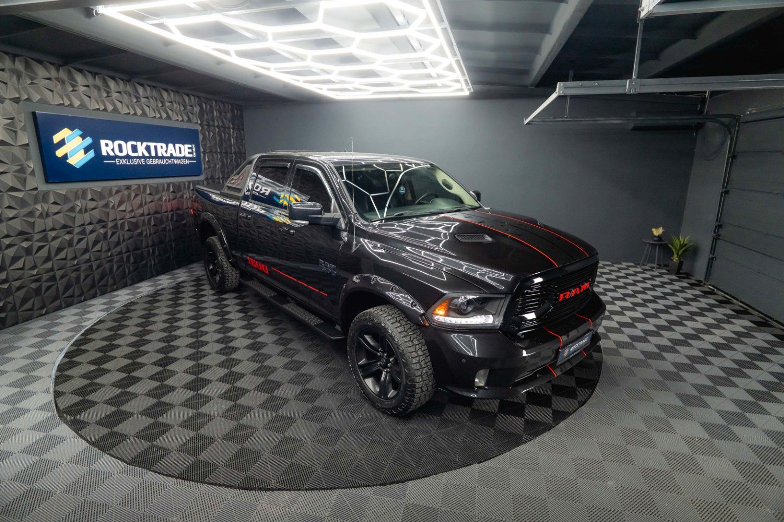 Fahrzeugabbildung Dodge RAM 5.7 V8 HEMI 4x4 OFFROAD Night-Paket LONGBED