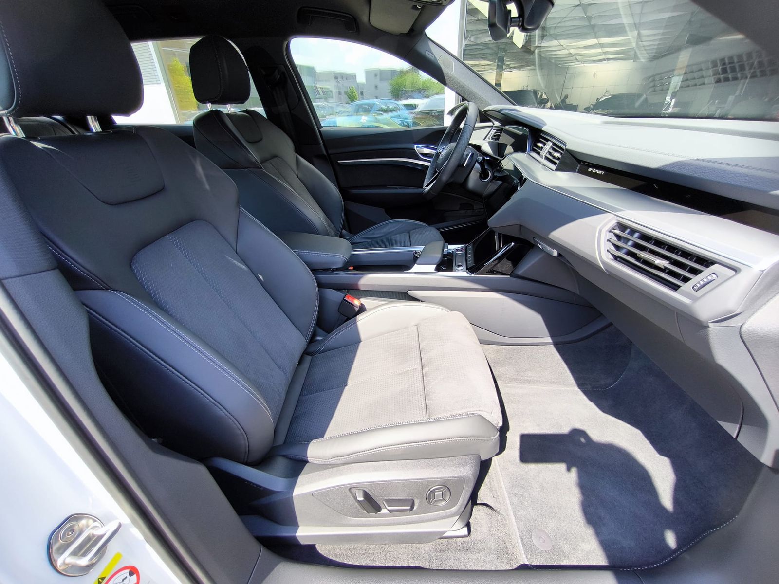 Fahrzeugabbildung Audi e-tron S LINE BLACK EDITION LED+SHZ+KAM+B&O+ACC+