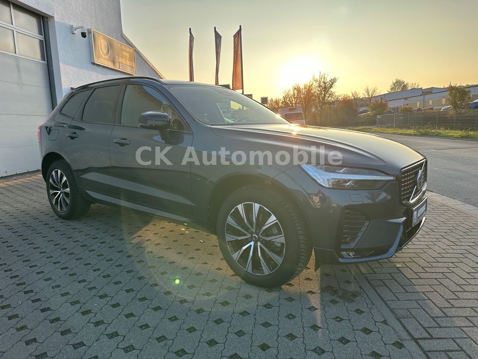 Fahrzeugabbildung Volvo XC60 B4 Plus Dark AWD/BLIS/Navi/LED/Kamera/AHK