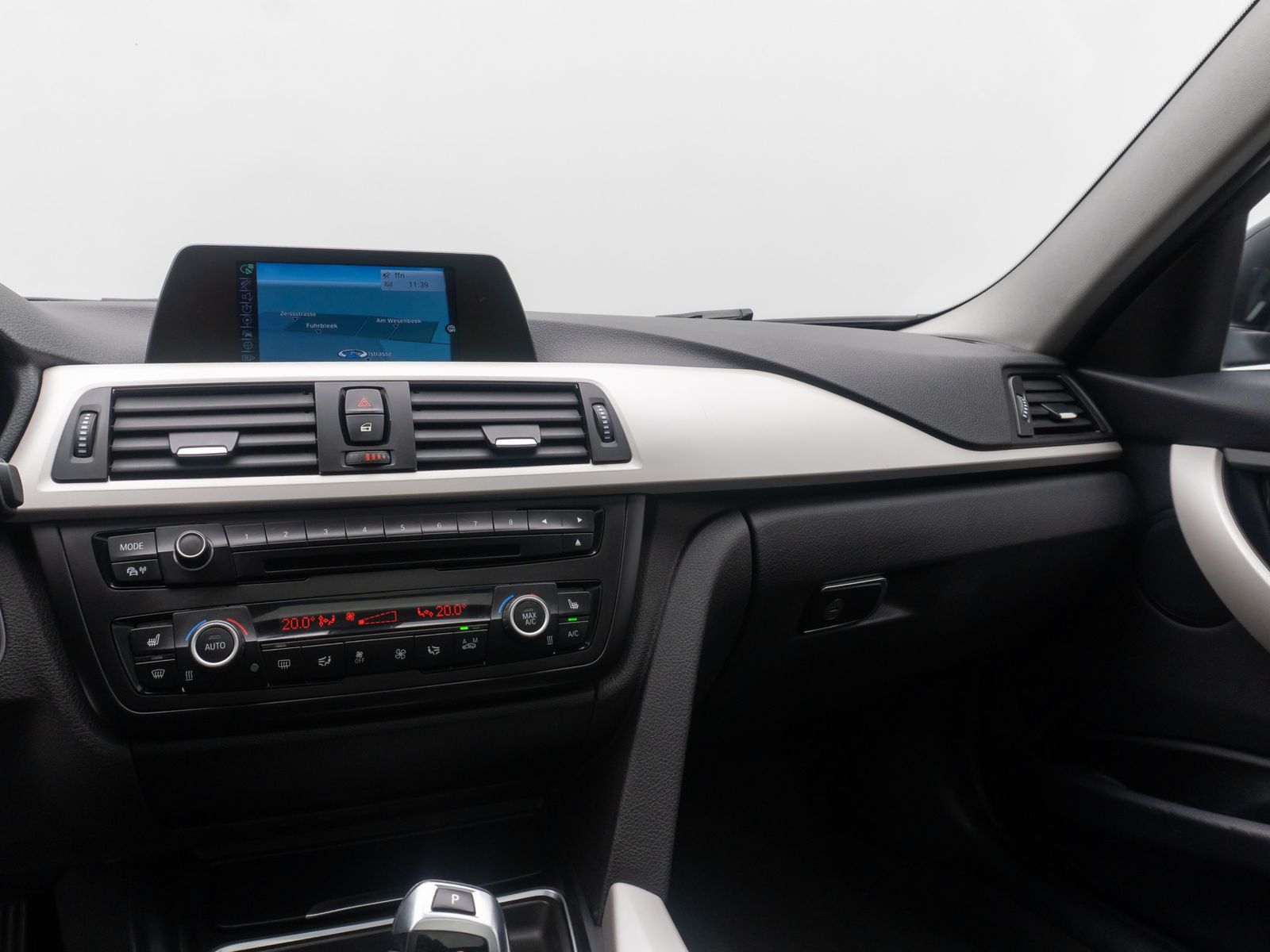 Fahrzeugabbildung BMW 320d PDC Panorama NaviBusiness KlimaAut Regensen