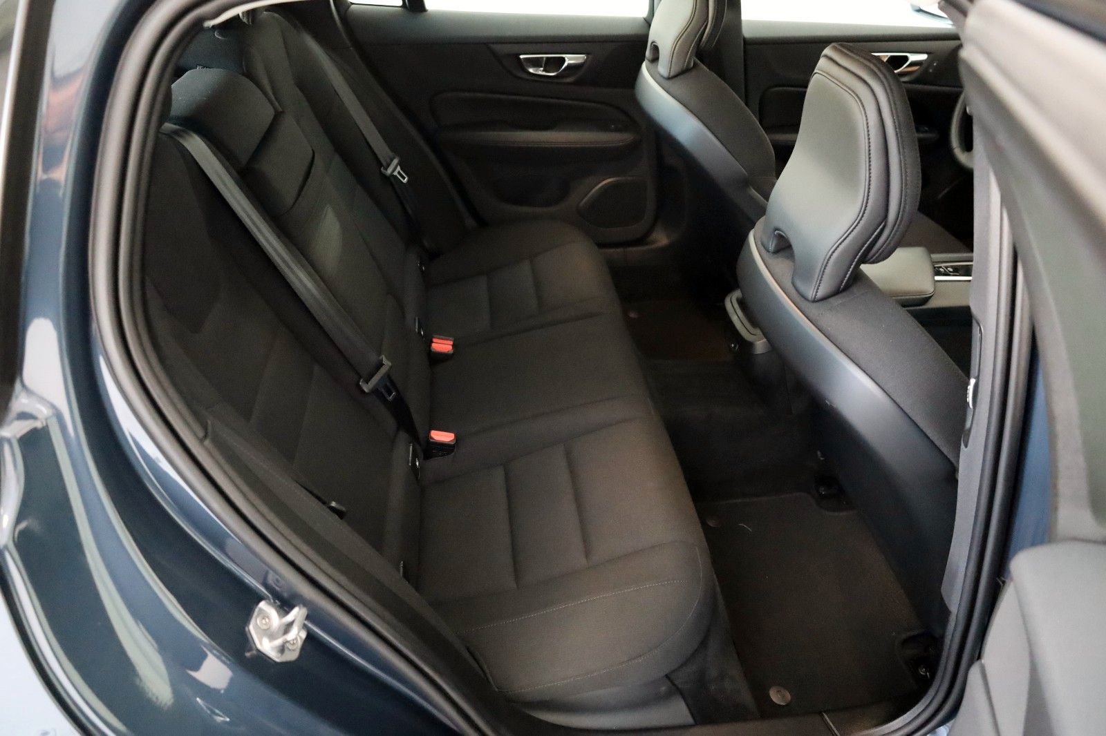 Fahrzeugabbildung Volvo V60 Kombi Momentum Pro Navi,LED,SH,360°,AppleCar