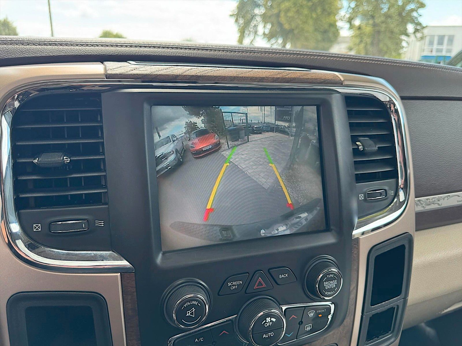 Fahrzeugabbildung Dodge RAM 5.7 V8 HEMI LARAMIE LONGHORN RAM BOX  LPG
