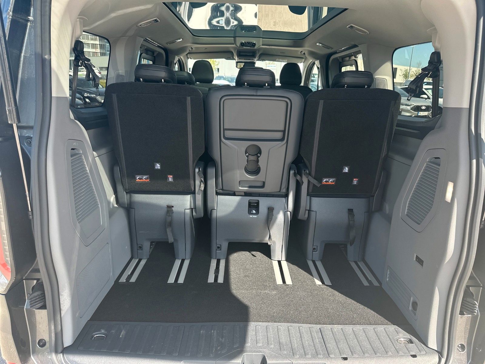 Fahrzeugabbildung Ford Tourneo Custom 320 L1 Titanium X AWD, STANDHEIZU