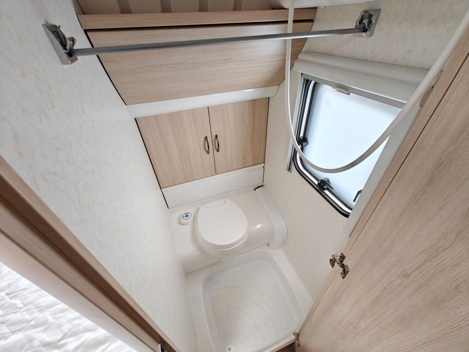 Fahrzeugabbildung Hobby De Luxe Edition 650 KMFe - Etagenbetten, 2x Sitz