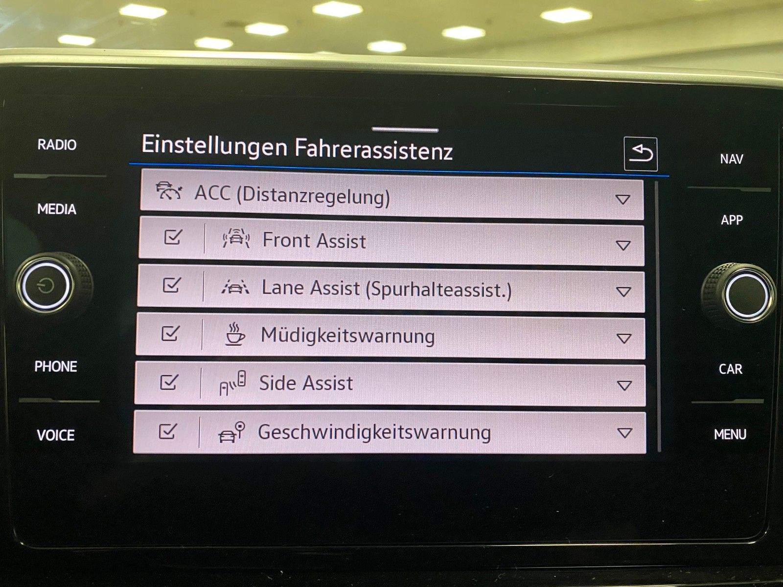 Fahrzeugabbildung Volkswagen T-Roc 1.5 TSI DSG R-Line+ACC+iQ Light MATRIX+18"
