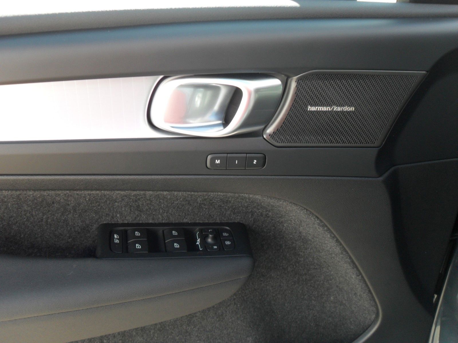 Fahrzeugabbildung Volvo XC 40 Ultra Dark 2WD