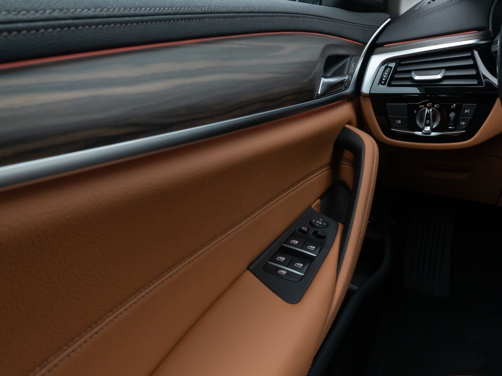 Fahrzeugabbildung BMW 520d xD LuxuryLine Glasdach Kamera Laser HUD H/K