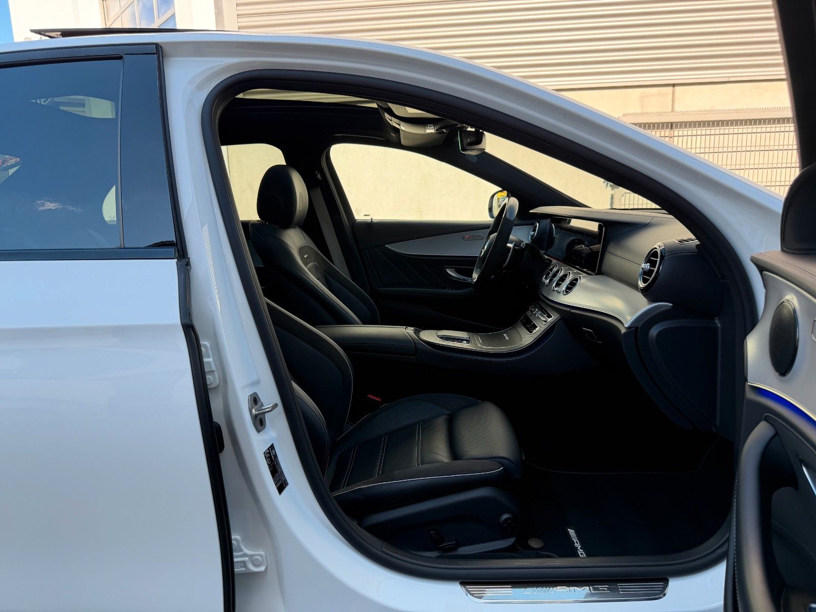 Fahrzeugabbildung Mercedes-Benz E 63 AMG S+DISTR+360°+AIRMAT+DRIVERS+NIGHT+PANO+