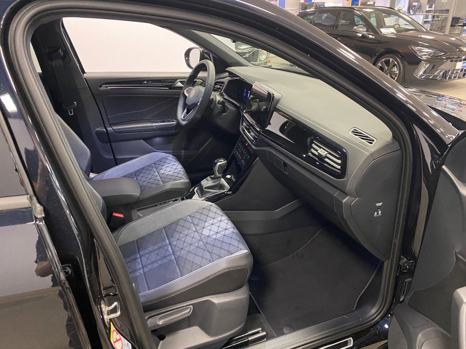 Fahrzeugabbildung Volkswagen T-Roc 2.0 TDI DSG R-Line+AHK+Black Style+19"ALU+