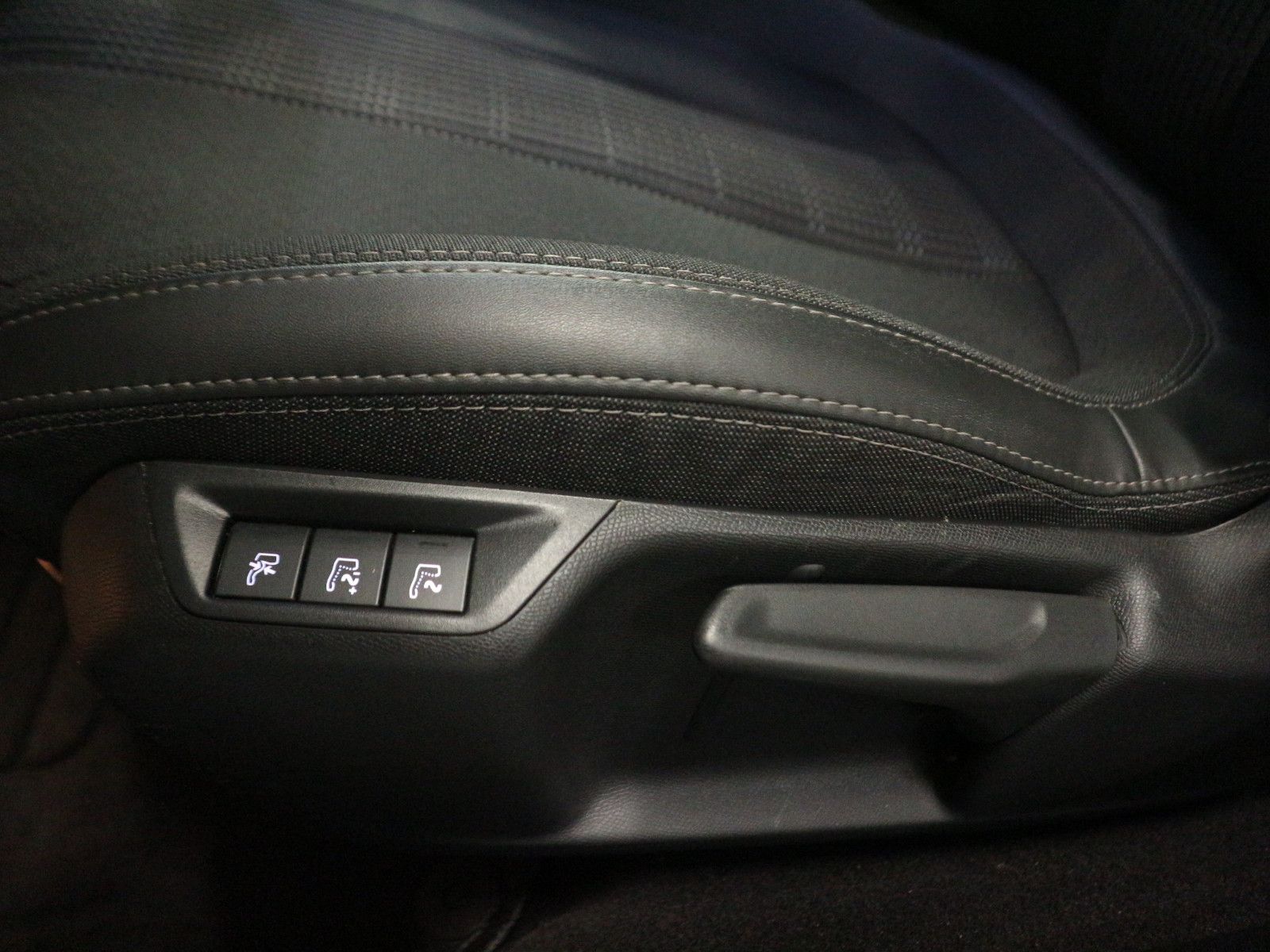 Fahrzeugabbildung Peugeot 308 SW Allure Pack ACC AHK Blis Nav Kam SHZ LED
