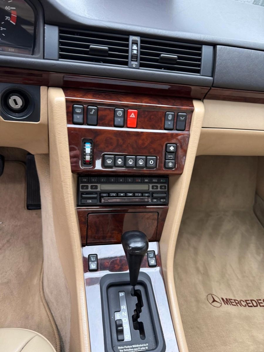 Fahrzeugabbildung Mercedes-Benz 300 CE H-Kennzeichen