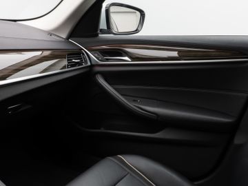 Fahrzeugabbildung BMW 530i LuxuryLine Kamera HUD Komfort SoftCl Alarm