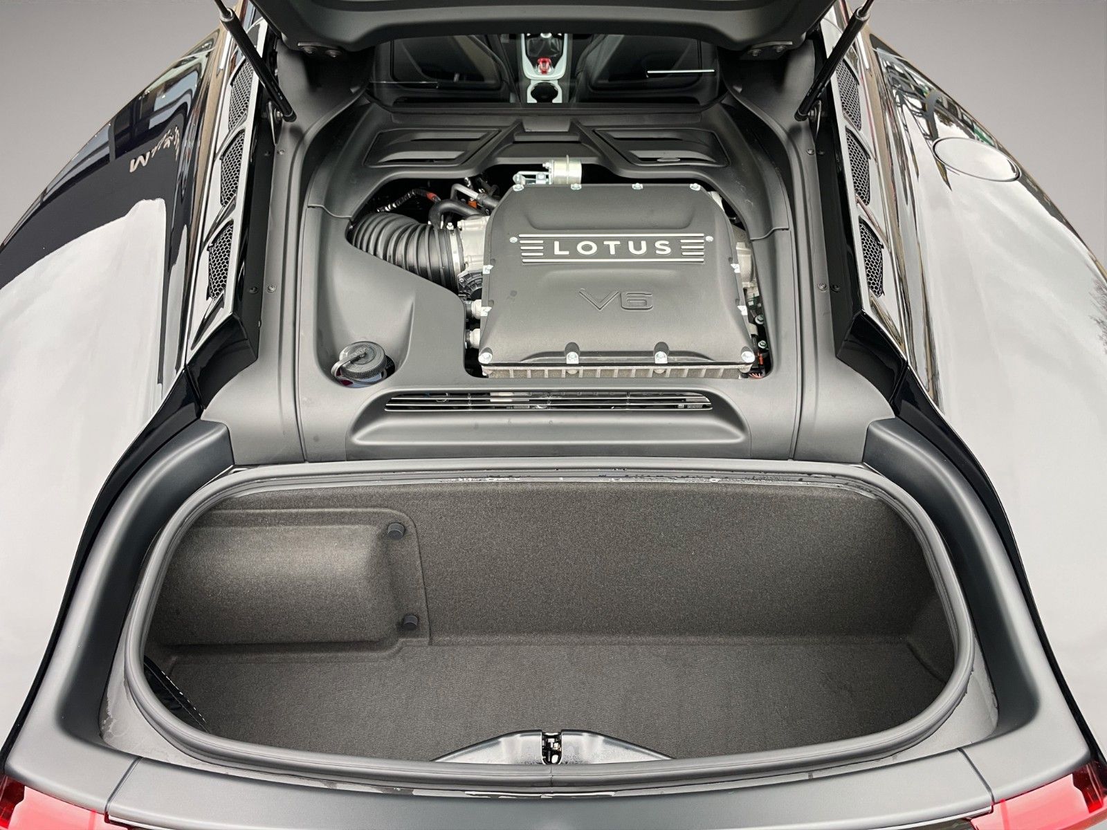 Fahrzeugabbildung Lotus Emira V6 SOC 1 of 10