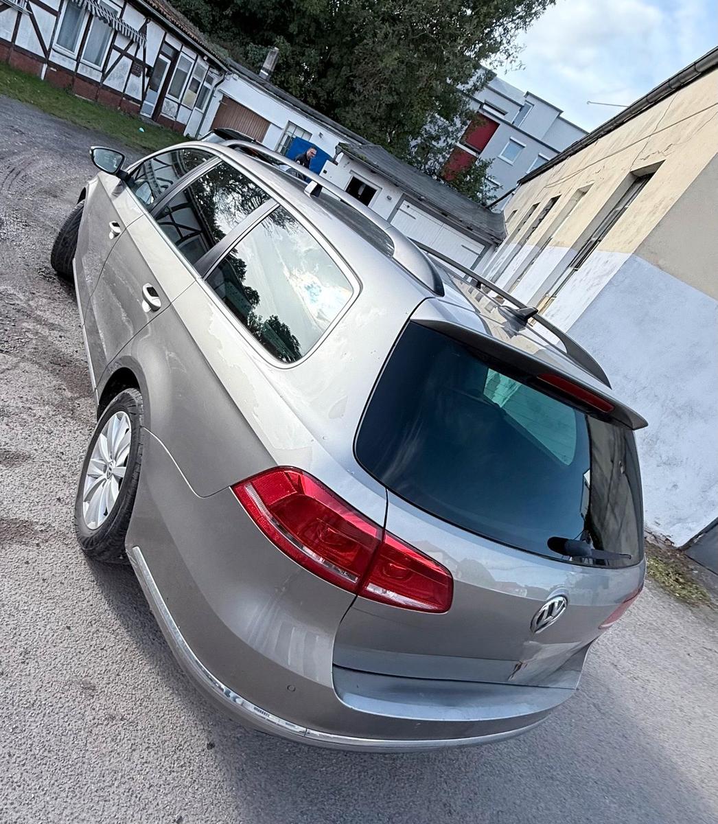 Volkswagen Passat 2014 — rear view