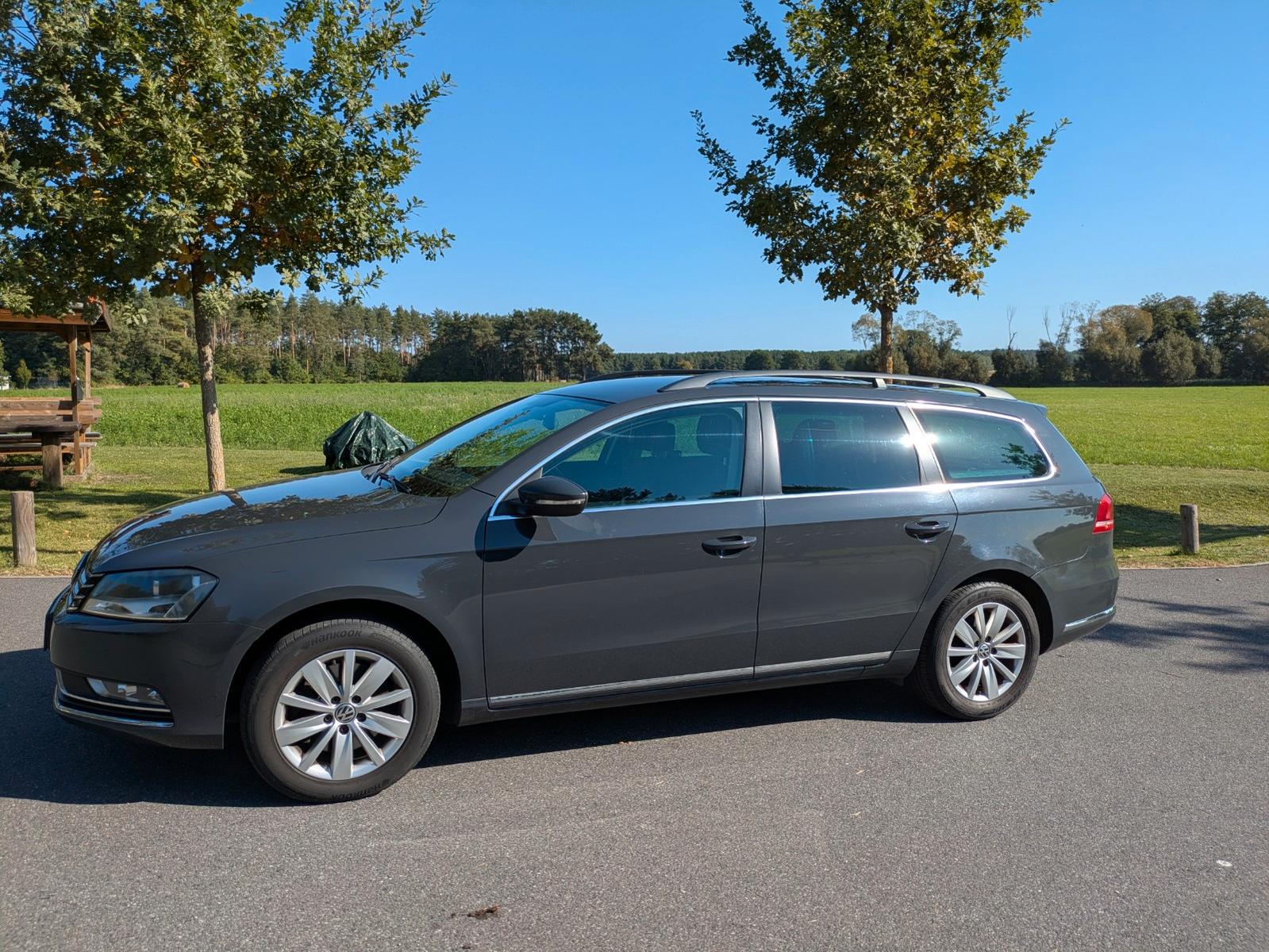 Volkswagen Passat 2011 — салон
