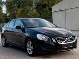Volvo S60 Lim. Momentum - Volvo S60: Schwarz