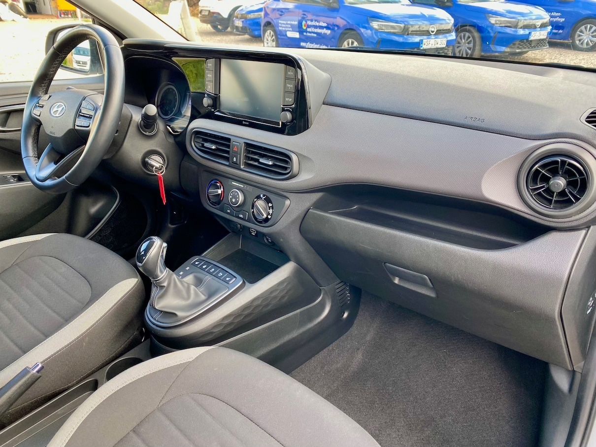 Fahrzeugabbildung Hyundai i10 1.0 Automatik KLIMA SITZ+LRHZ ALLWETTER PDC