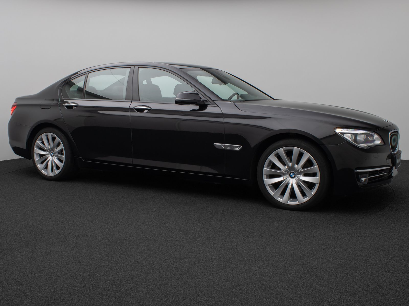 Fahrzeugabbildung BMW 740d xD Glasdach Kamera HUD HiFi Lenkrhzg SoftCl