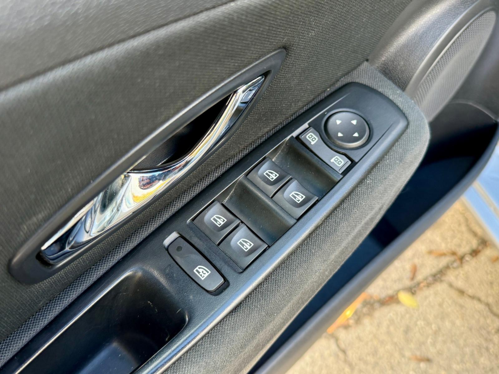 Renault Megane 2012 — photo 18