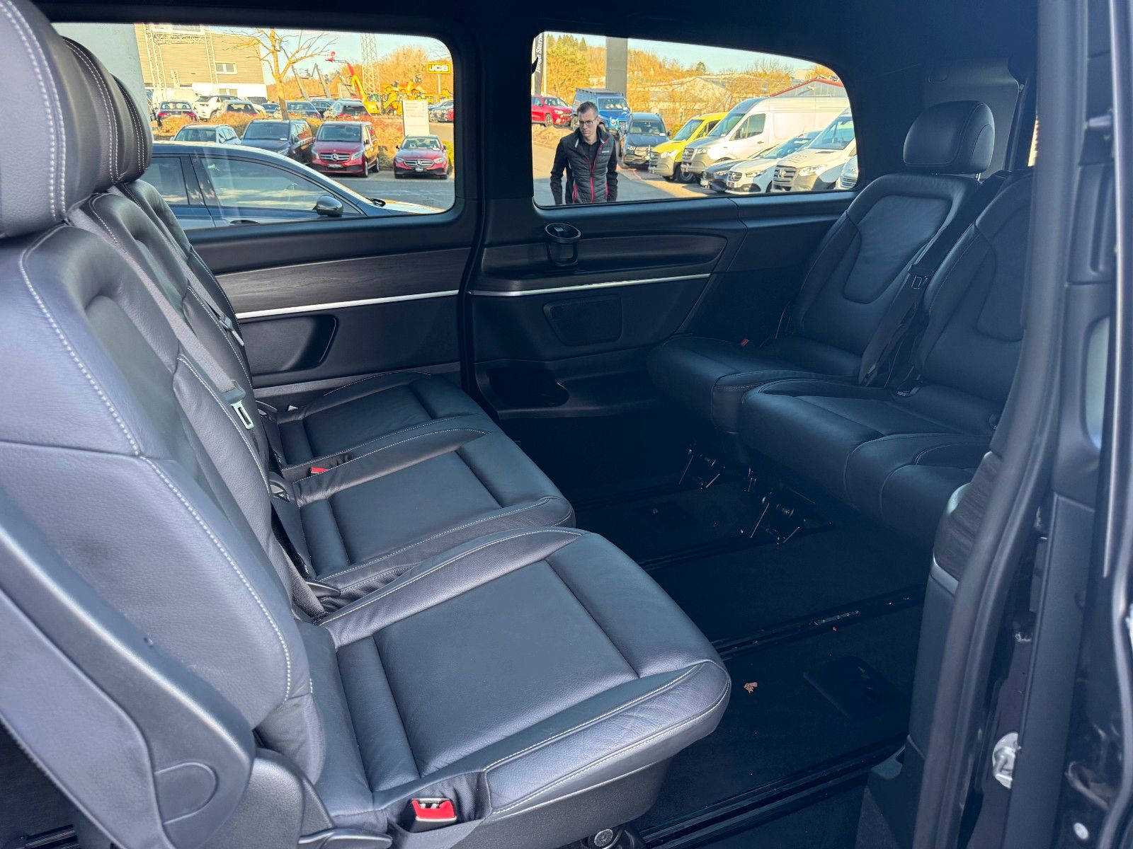 Fahrzeugabbildung Mercedes-Benz V 300 d 4MATIC AVA Extral AHK DISTRONIC Standh