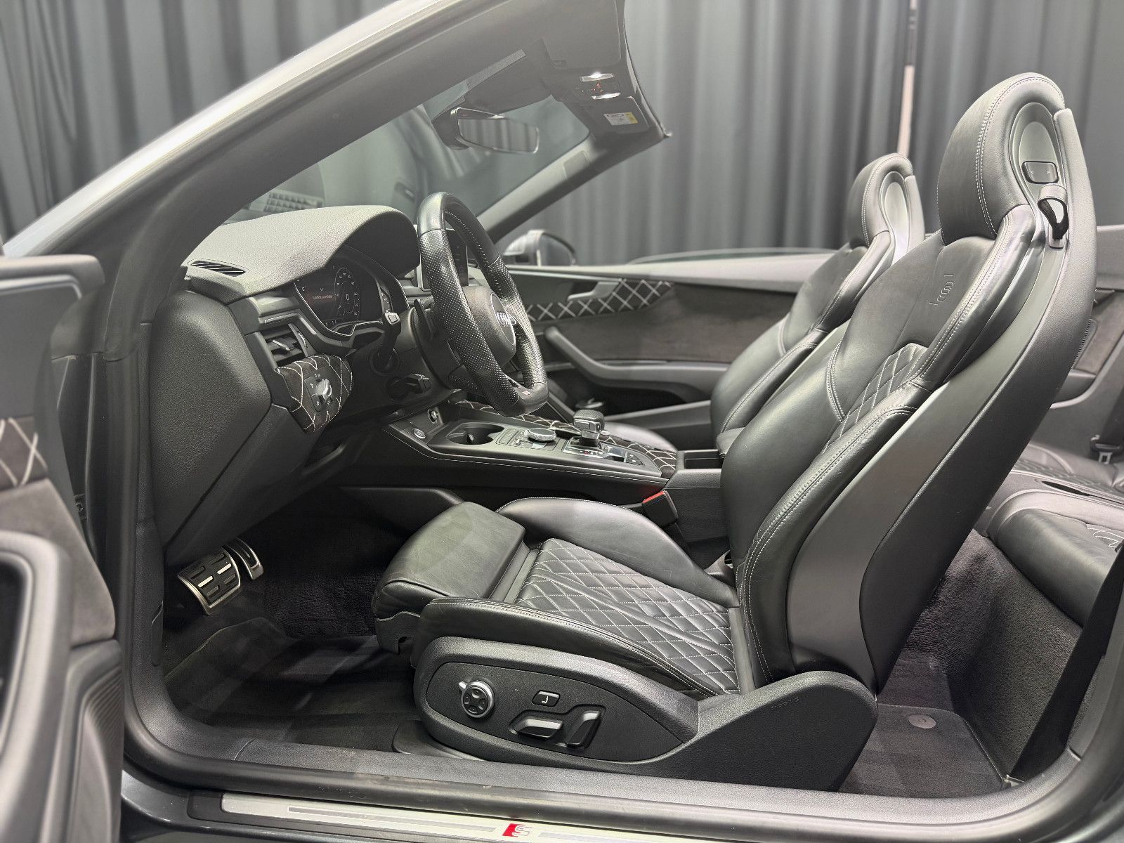 Fahrzeugabbildung Audi A5 Cabriolet S-LineB&O|MASSAGE|RS-SITZE|360°