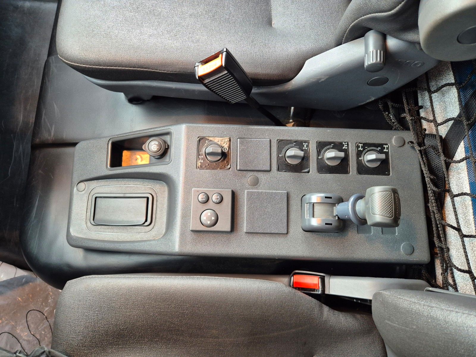 Fahrzeugabbildung Iveco Eurocargo ML100E22WM-BW 4x4 Pritsche L-Haus Bett