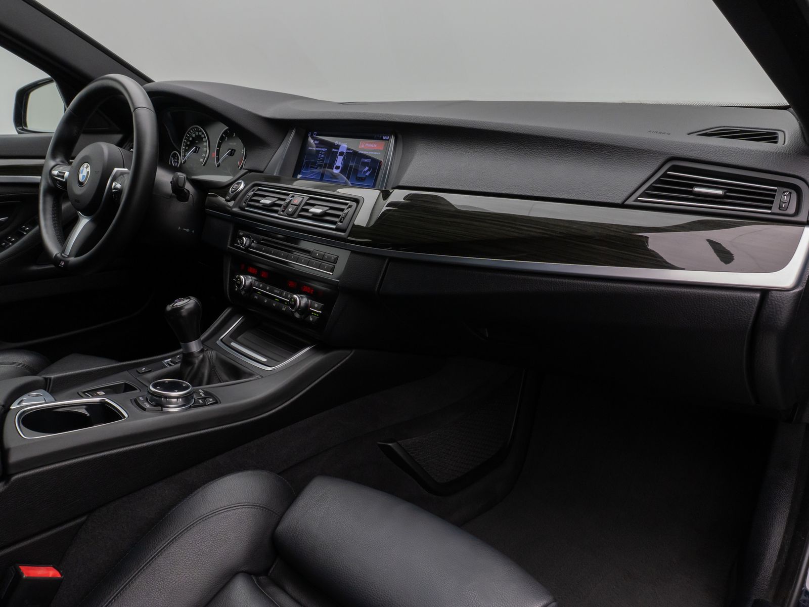 Fahrzeugabbildung BMW 525d M Sport Kamera HUD HiFi DrivingAssist LED