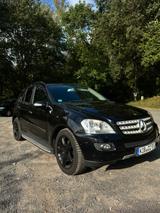 Mercedes-Benz ML 320 CDI 4MATIC - - schwarze Mercedes-Benz ML 320