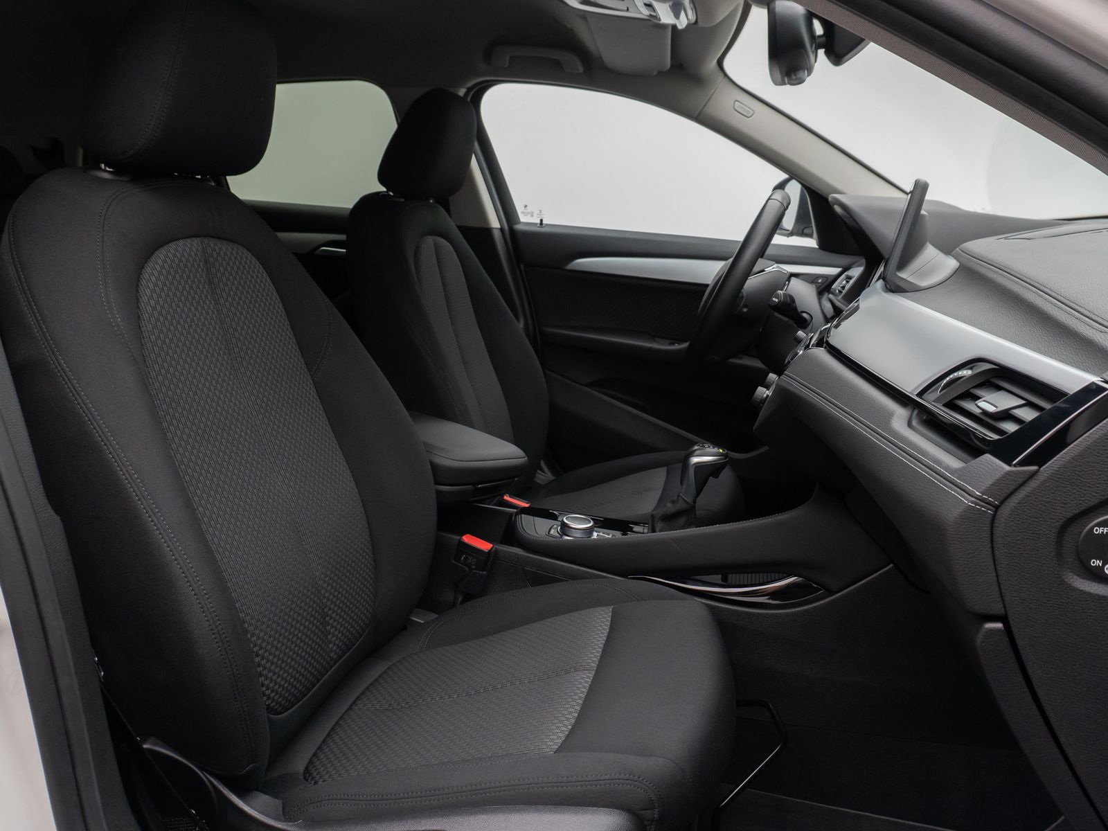 Fahrzeugabbildung BMW X2 xD25e Kamera HUD DAB HiFi Navi+Komfort Alarm